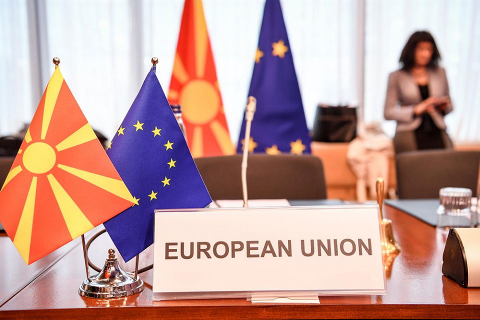 In the chapters concerning Macedonia’s negotiations with the EU, the section pertaining to the Macedonian language and participation in the Union’s institutions has been omitted
