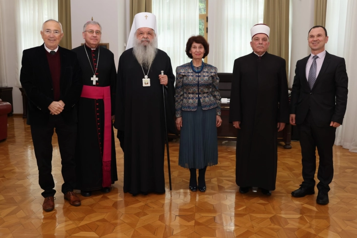 Siljanovska Davkova meets with religious community leaders and representatives