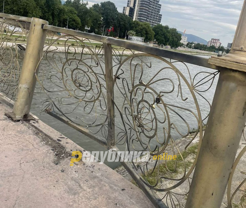 Arsovska, the citizens are looking for you – a hole in the fence of the bridge in Centar, Danela doesn’t blink an eye