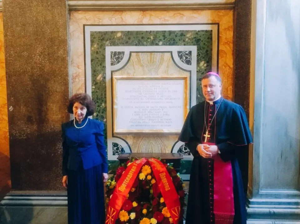 Siljanovska Davkova places flowers at the Macedonian-language memorial plaque in Rome