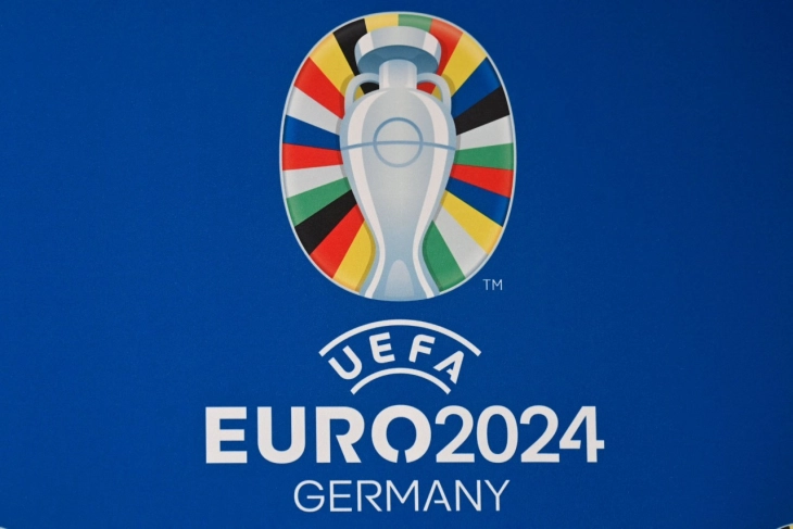 As Italy’s holders arrive in Germany for Euro 2024, hundreds welcome them