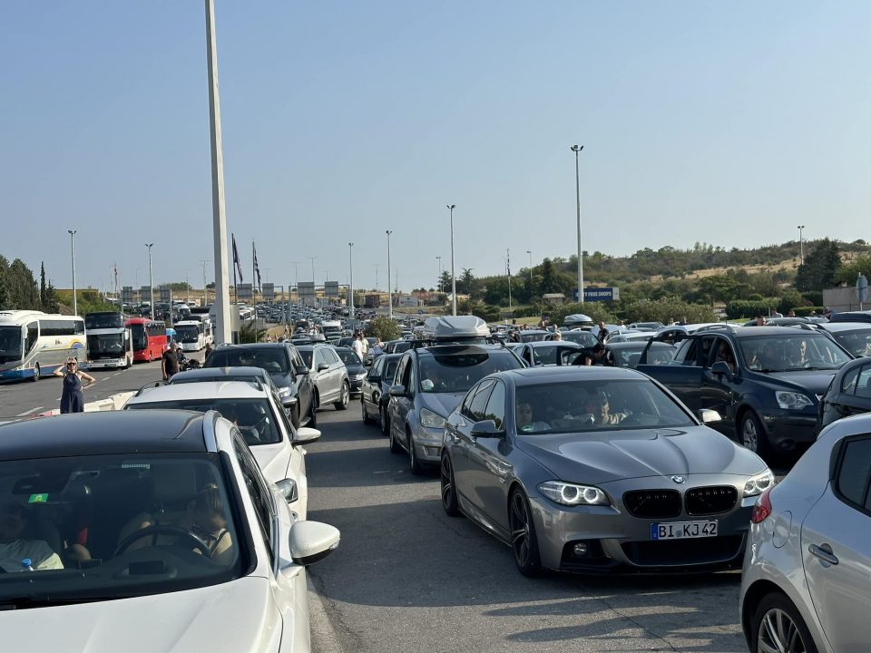 Huge lines on the border crossings with Greece and Serbia