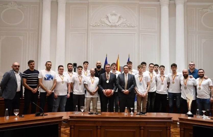 The government will award 3 million denars to basketball players under 18 who won gold