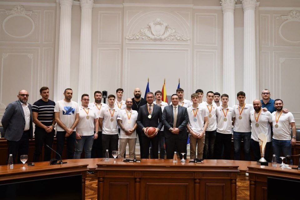 U-18 basketball team awarded for the gold medal