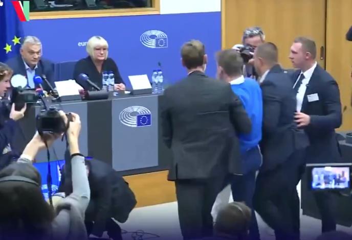 Orban assaulted during his press conference in the European Parliament