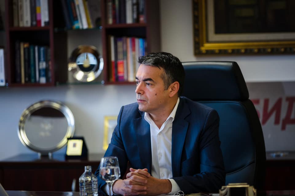 Former Foreign Minister Nikola Dimitrov kicked and threatened at a Skopje market