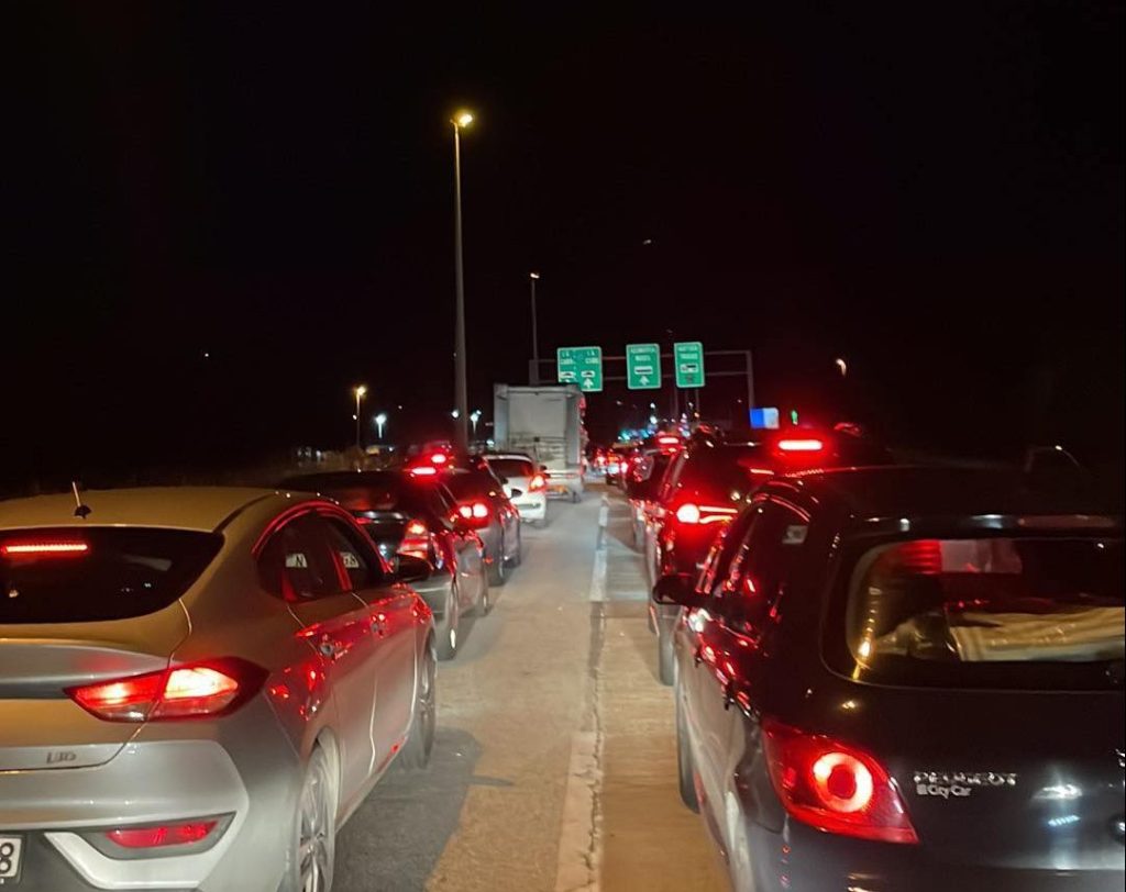 Long lines on the border crossings following the Easter weekend